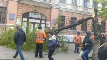У Дніпрі продовжують ліквідовувати наслідки буревію 26.04.2026