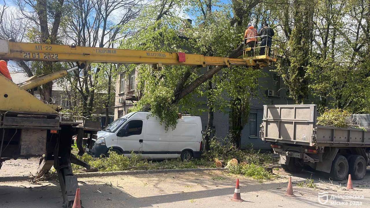 У Дніпрі продовжують ліквідовувати наслідки буревію: вже опрацьовано понад сотню заявок