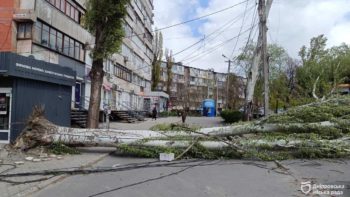 У Дніпрі продовжують ліквідовувати наслідки буревію 26.04.2026