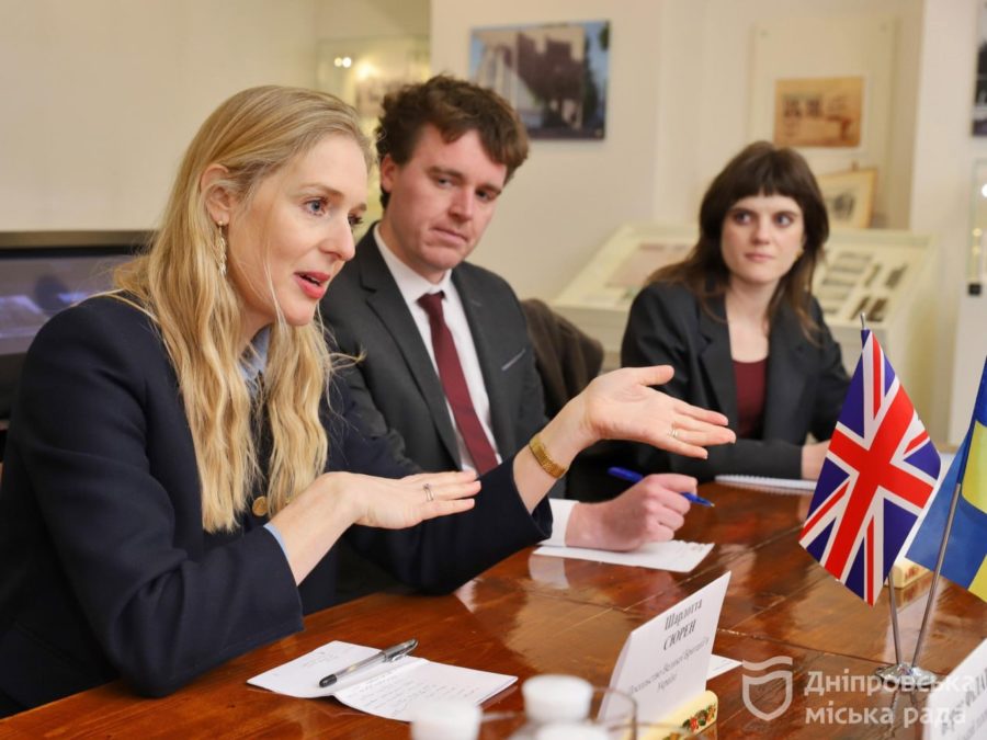 Попри масовані обстріли Дніпро відвідала виконуюча обовʼязки посла Великої Британії в Україні Шарлоттою Сюрен - 29.04.2026