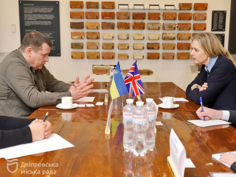 Попри масовані обстріли Дніпро відвідала виконуюча обовʼязки посла Великої Британії в Україні Шарлоттою Сюрен - 29.04.2026