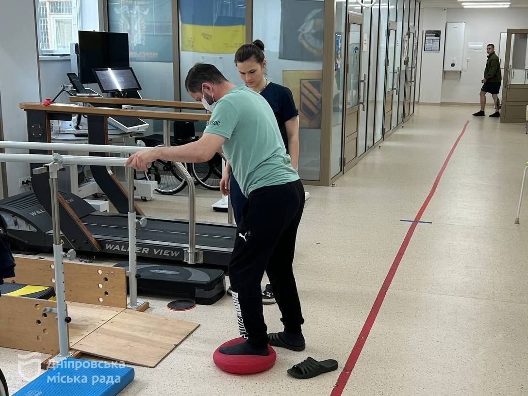 Сапер з Дніпра повертається до життя після важких уламкових поранень - 02.04.2026