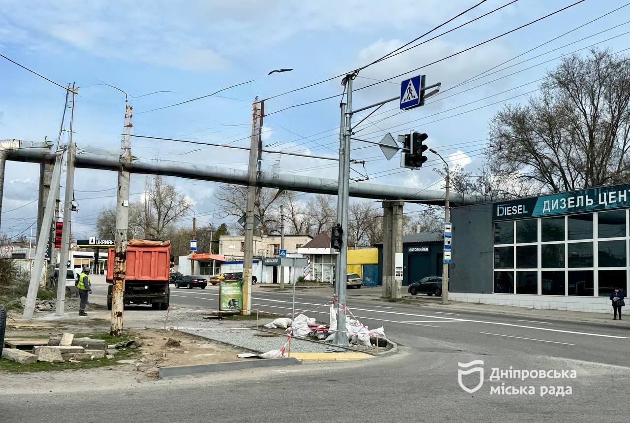 У Дніпрі модернізують дорожню інфраструктуру: новий світлофорний об’єкт на перехресті вул. Вітчизняної та вул. Калинової допоможе зменшити затори