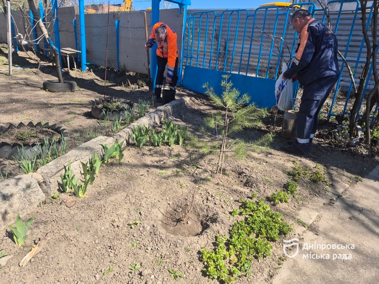 #Чистий_Дніпро та #Дніпро_квітучий: працівники КП «Теплоенерго» об’єдналися задля створення чистоти і краси на території однієї з котелень - 06.04.2026