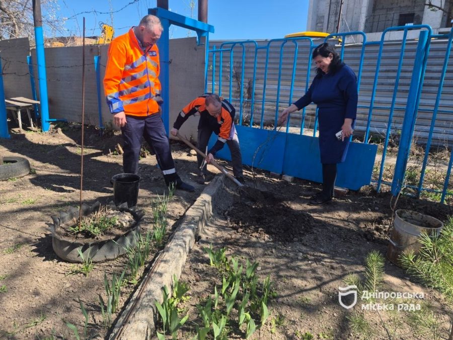 #Чистий_Дніпро та #Дніпро_квітучий: працівники КП «Теплоенерго» об’єдналися задля створення чистоти і краси на території однієї з котелень - 06.04.2026