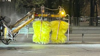 Вночі у Дніпрі прибирають вулиці - 08.04.2026