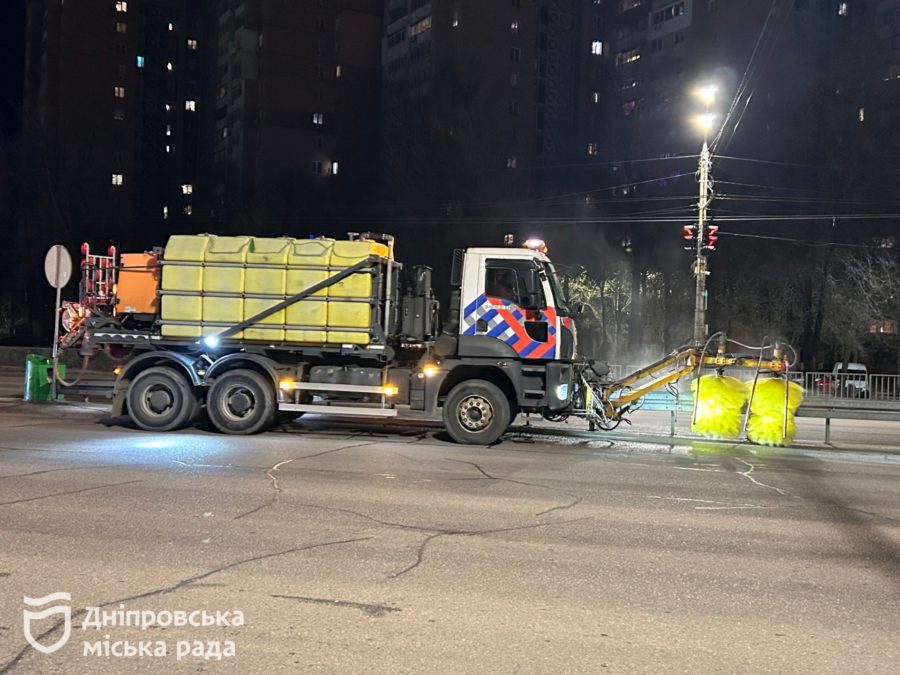 Вночі у Дніпрі прибирають вулиці - 08.04.2026