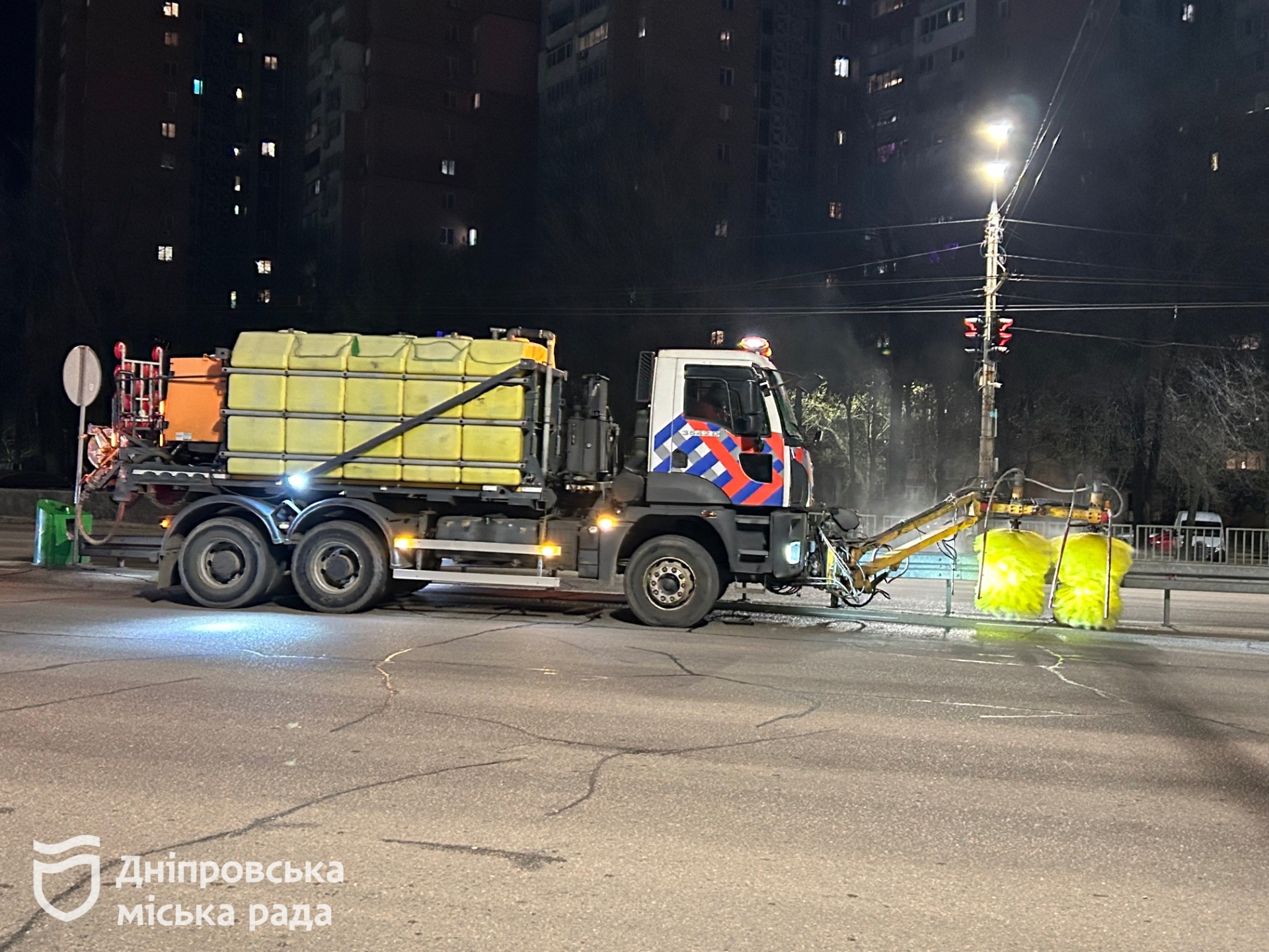 Поки місто спить, комунальники Дніпра щоночі прибирають автошляхи