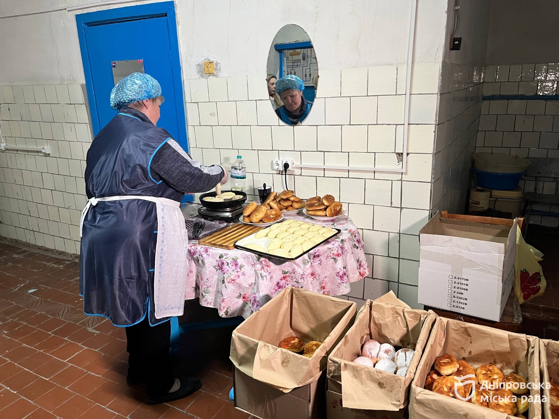 У Дніпрі працівниці КП «Теплоенерго» печуть для військових