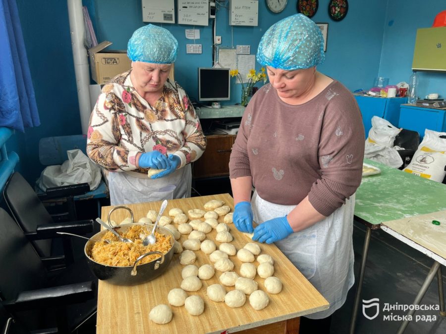 У Дніпрі працівниці КП «Теплоенерго» печуть для військових