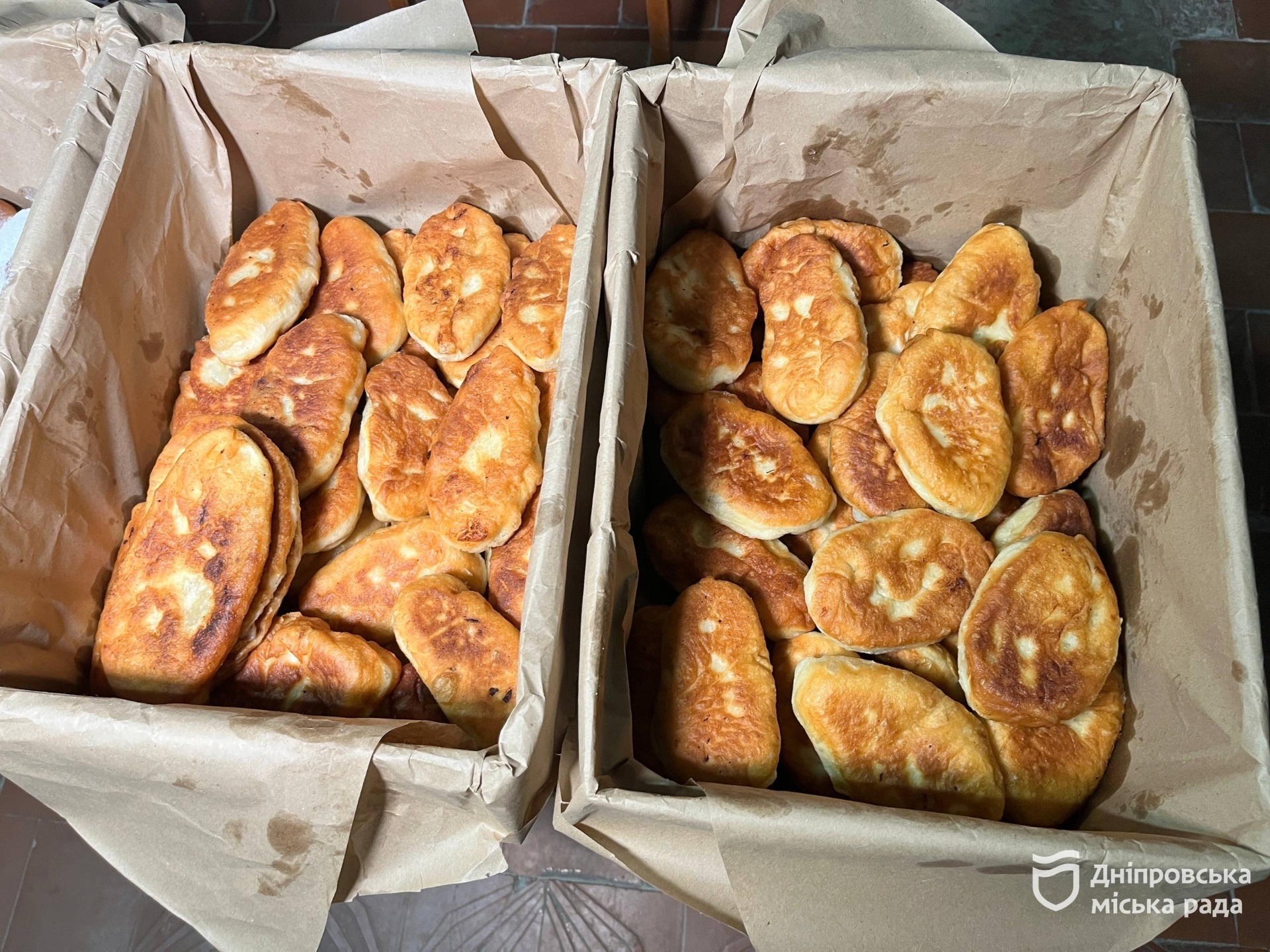 У Дніпрі працівниці КП «Теплоенерго» печуть для військових