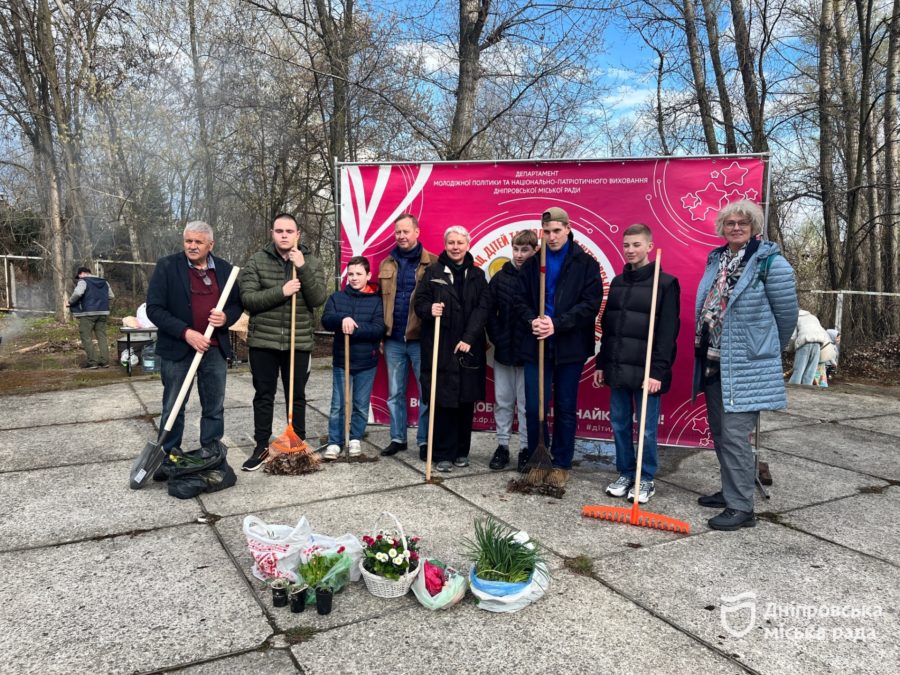 У Дніпрі провели екологічну акцію #Чистий_Дніпро та #Дніпро_квітучий: понад сотня учасників долучилися до прибирання молодіжної локації - 09.04.2026