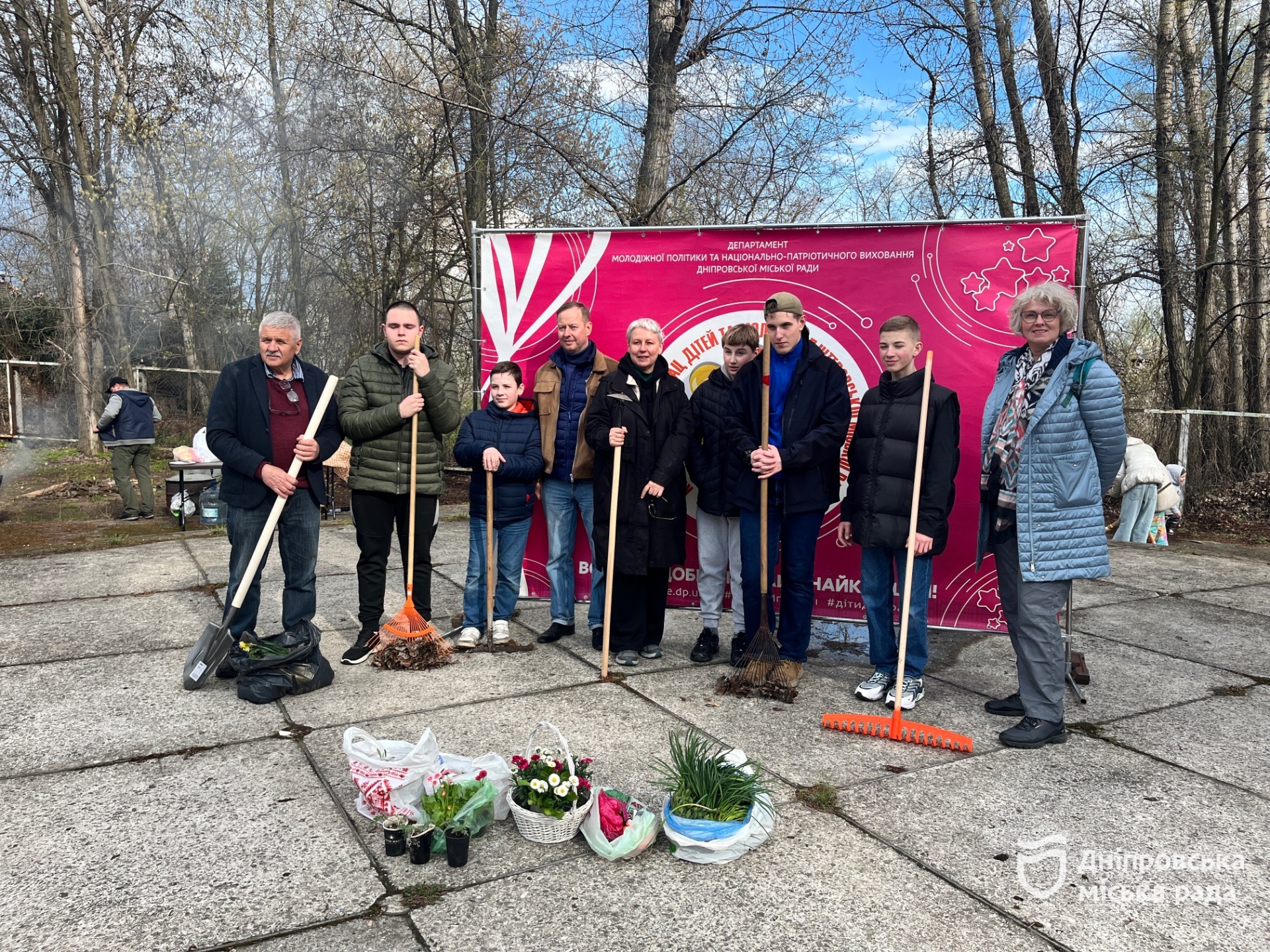 У Дніпрі провели екологічну акцію #Чистий_Дніпро та #Дніпро_квітучий: понад сотня учасників долучилися до прибирання молодіжної локації - 09.04.2026