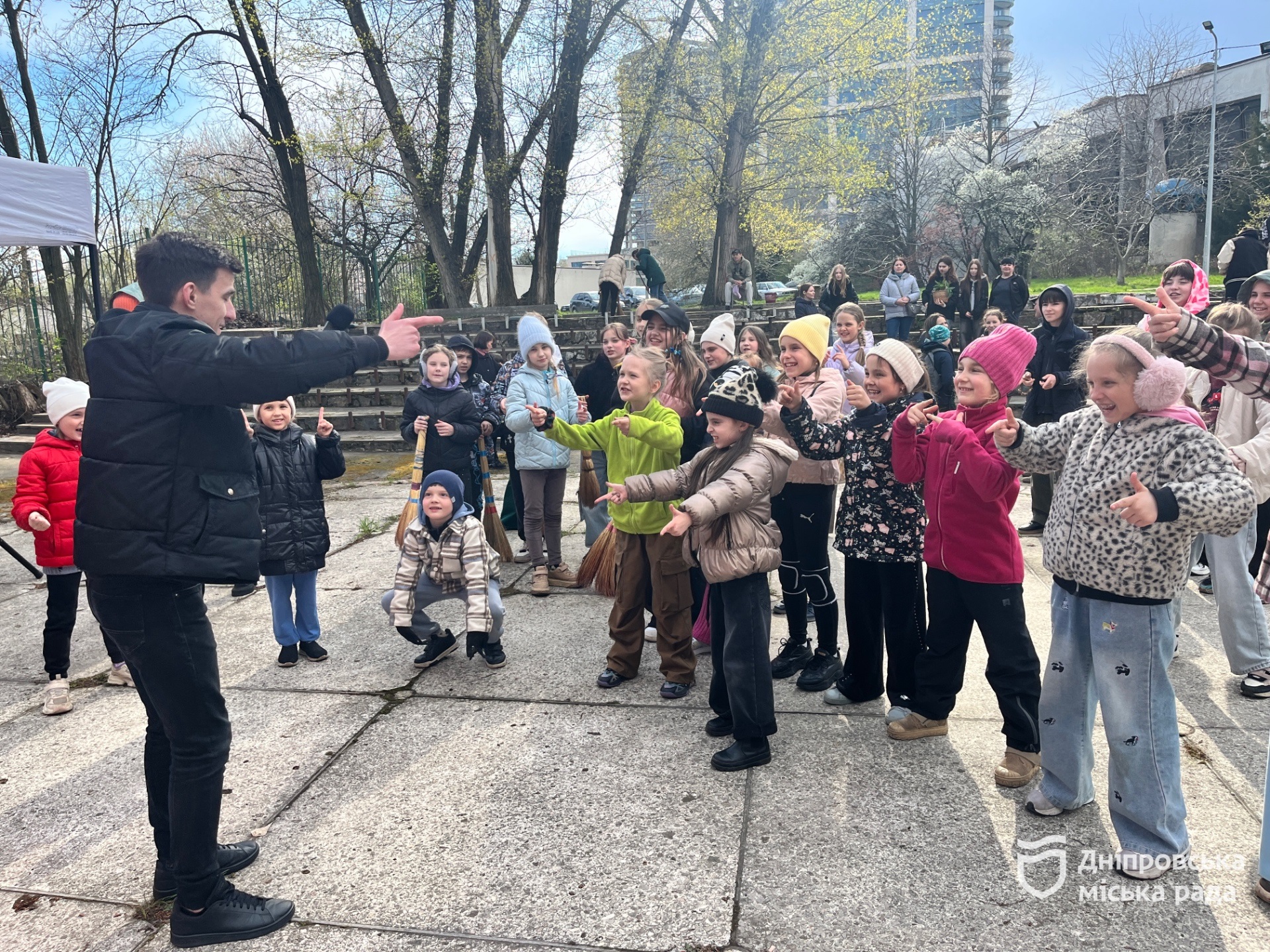 У Дніпрі провели екологічну акцію #Чистий_Дніпро та #Дніпро_квітучий: понад сотня учасників долучилися до прибирання молодіжної локації - 09.04.2026