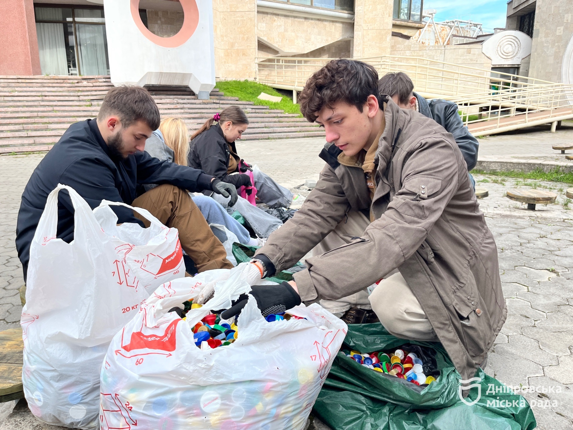 У Дніпрі провели екологічну акцію #Чистий_Дніпро та #Дніпро_квітучий: понад сотня учасників долучилися до прибирання молодіжної локації - 09.04.2026