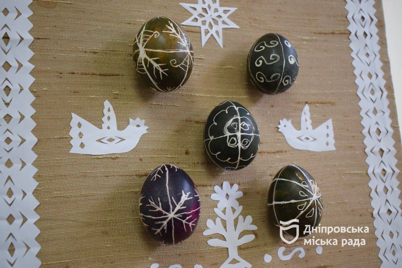 У Дніпрі провели майстер-клас із виготовлення крапанок і організували благодійну акцію для ЗСУ - 12.04.2026