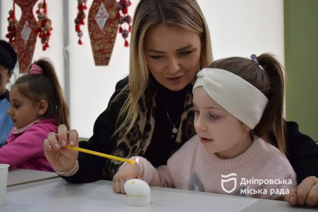 У Дніпрі провели майстер-клас із виготовлення крапанок і організували благодійну акцію для ЗСУ - 12.04.2026