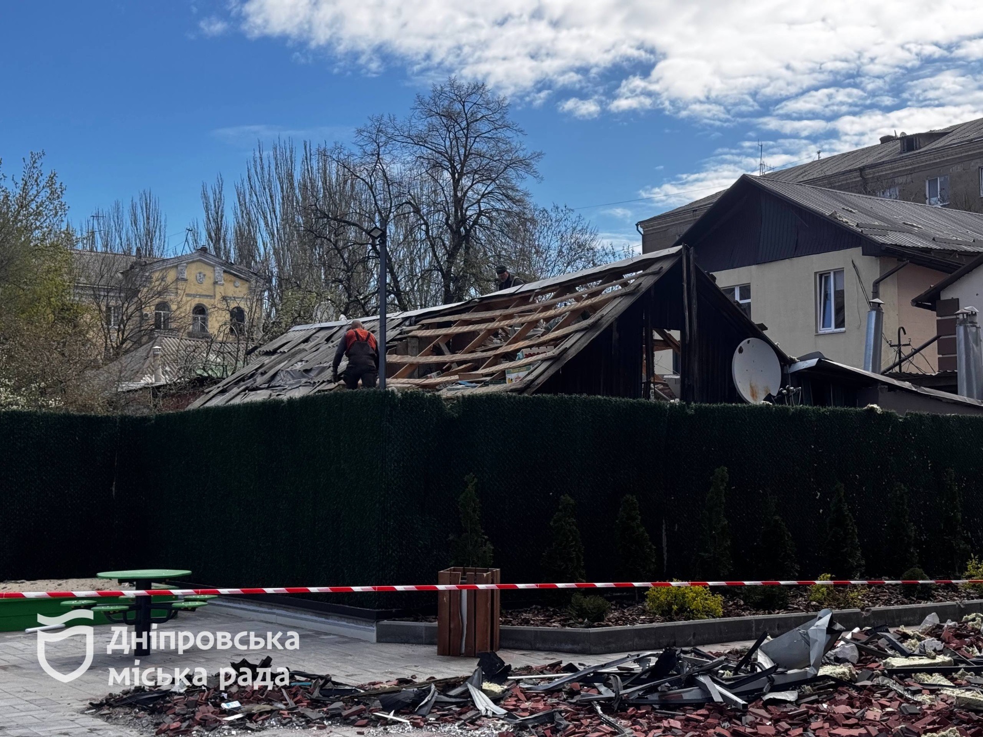 У Дніпрі після нічної атаки рф 15 квітня пошкоджено понад 60 будівель і вибито понад тисячу вікон - 15.04.2026