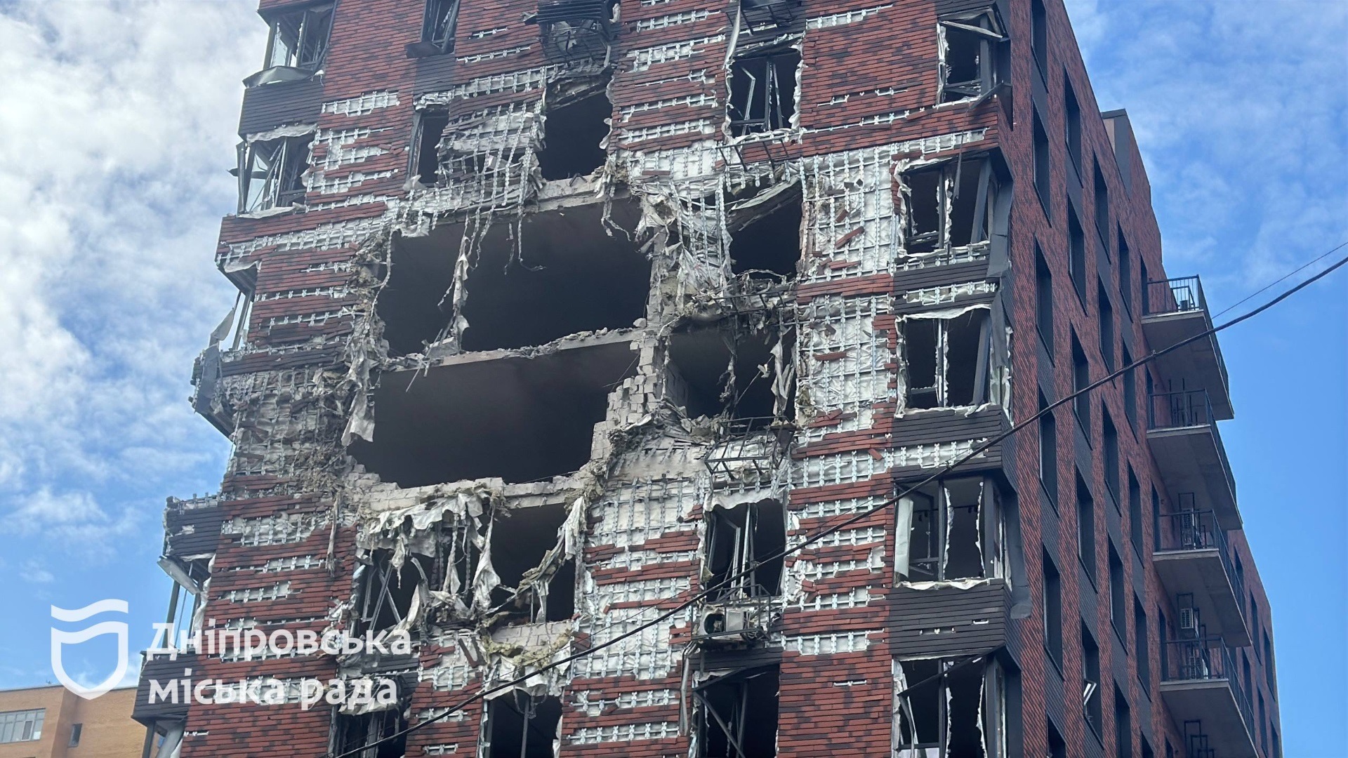 У Дніпрі після нічної атаки рф 15 квітня пошкоджено понад 60 будівель і вибито понад тисячу вікон - 15.04.2026