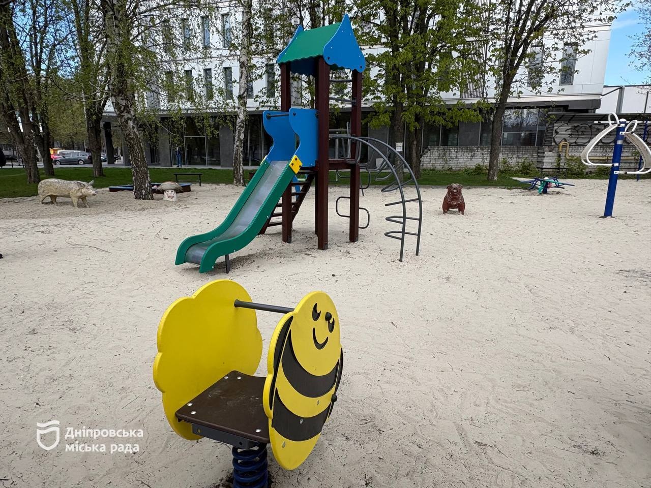 Безпека та комфорт для дітей: у Дніпрі оновили майданчик на вул. Грушевського - 15.04.2026