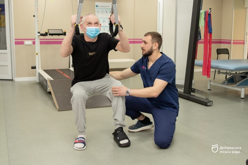 Дмитро, 48 років, з Добропілля переніс 7 операцій після поранення: відновлюється у Дніпрі - 16.04.2026