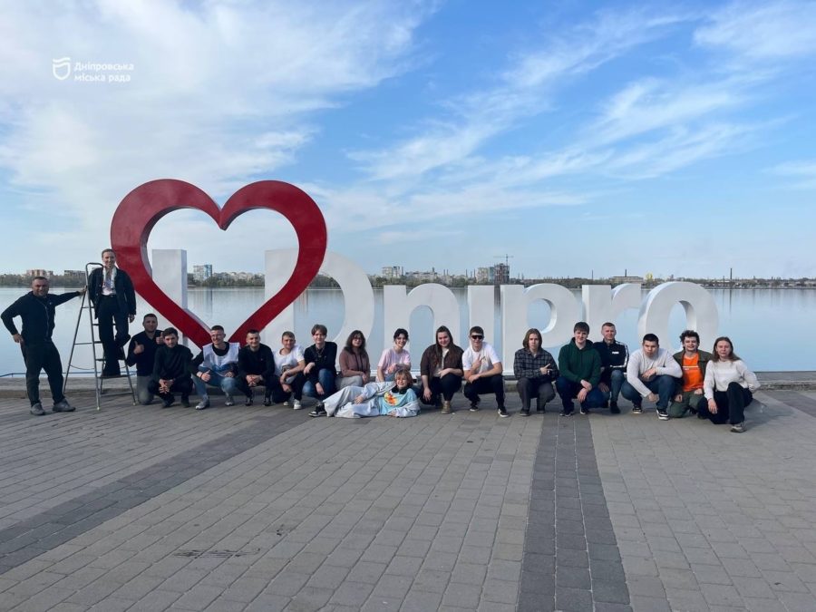 У Дніпрі активна молодь відновила відомий артоб’єкт «I LOVE DNIPRO» на Набережній - 16.04.2026