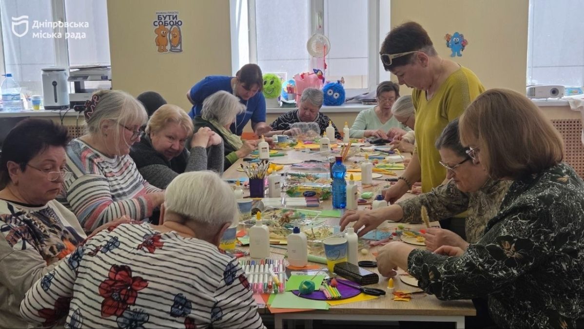 У Дніпрі для людей поважного віку влаштували майстер-клас зі створення весняних панно