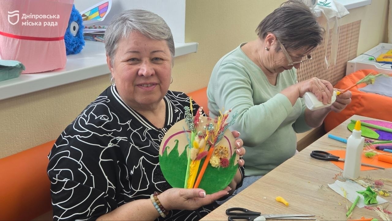 У Дніпрі для людей поважного віку влаштували майстер-клас зі створення весняних панно