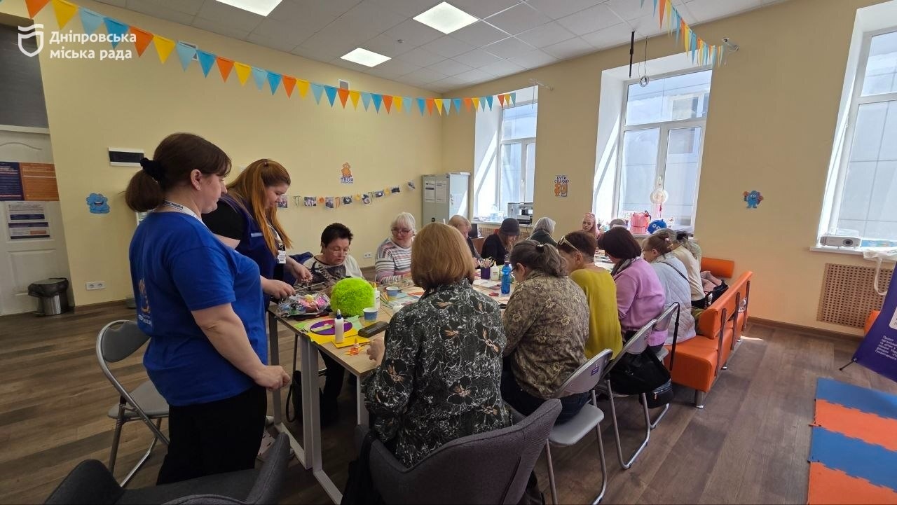 У Дніпрі для людей поважного віку влаштували майстер-клас зі створення весняних панно