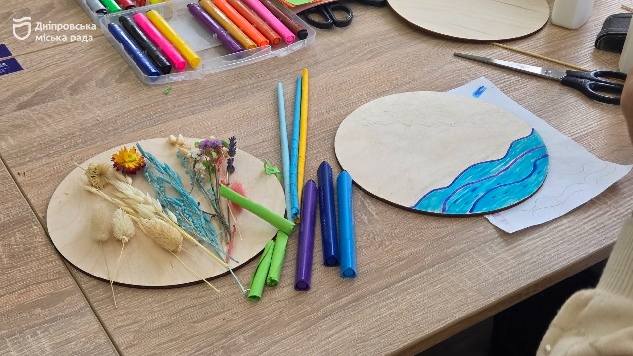 У Дніпрі для людей поважного віку влаштували майстер-клас зі створення весняних панно