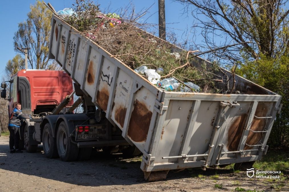 У Дніпрі до поминальних днів прибрали всі кладовища та вивезли 700 тонн сміття
