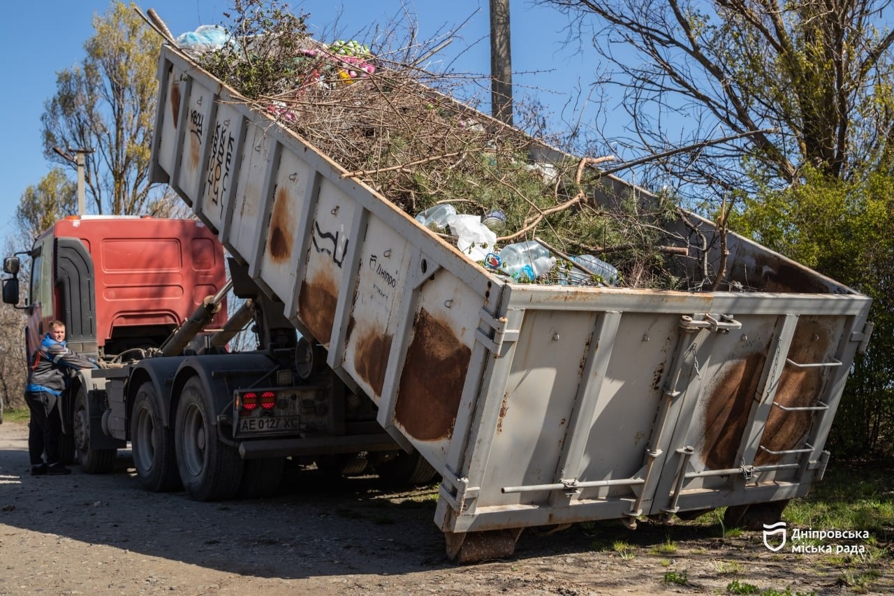 У Дніпрі до поминальних днів прибрали всі кладовища та вивезли 700 тонн сміття