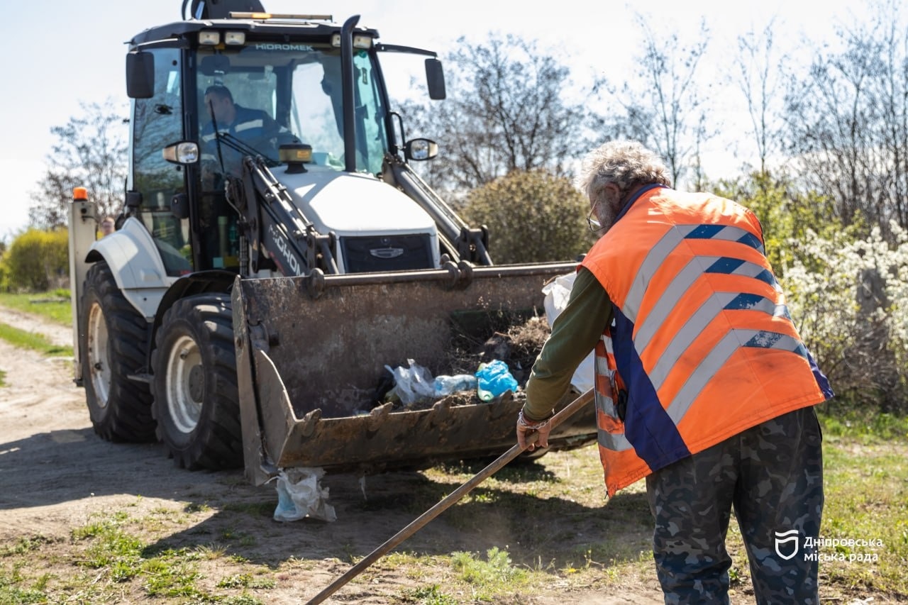 У Дніпрі до поминальних днів прибрали всі кладовища та вивезли 700 тонн сміття