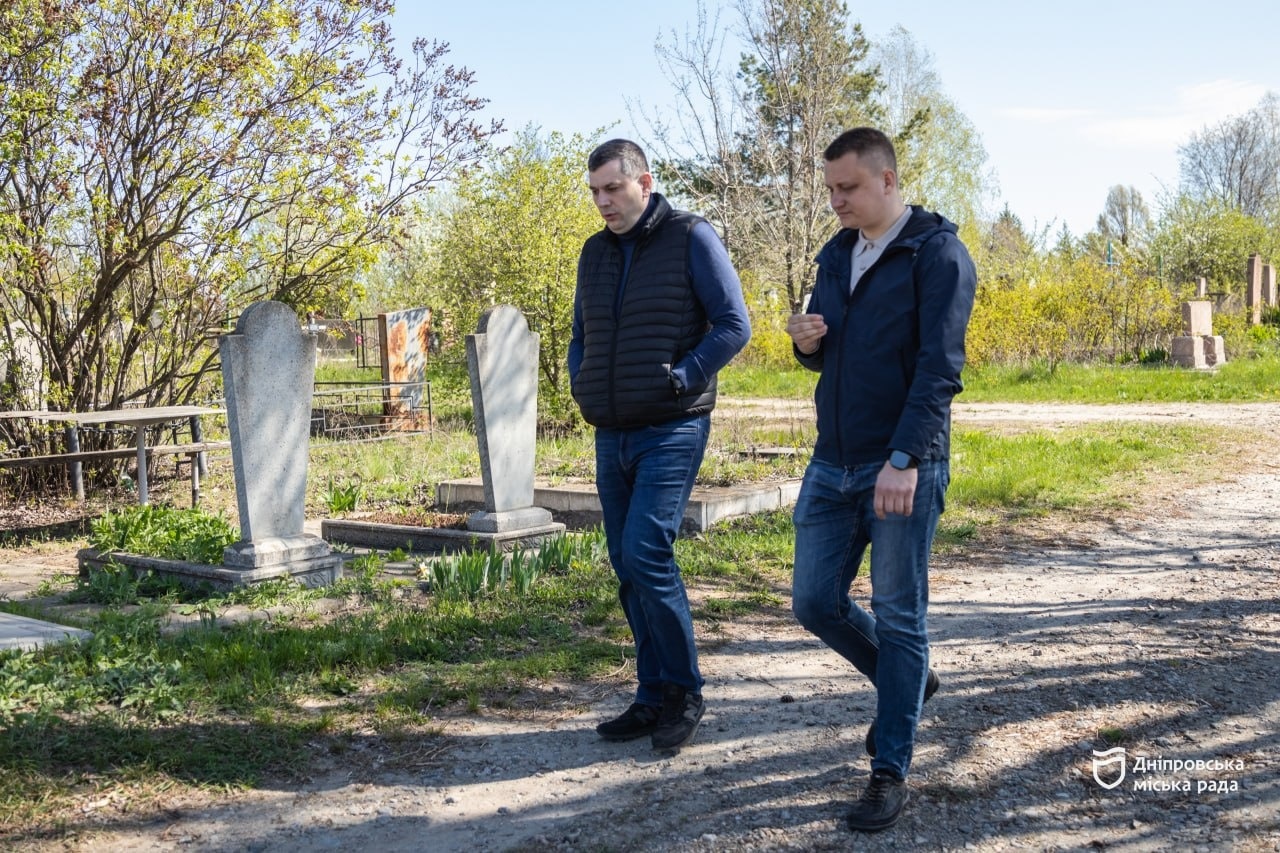 У Дніпрі до поминальних днів прибрали всі кладовища та вивезли 700 тонн сміття