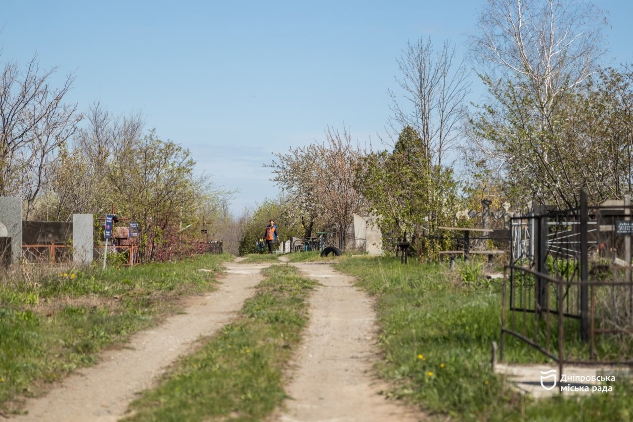 У Дніпрі до поминальних днів прибрали всі кладовища та вивезли 700 тонн сміття