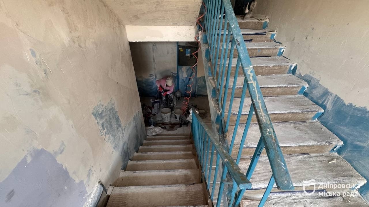 У Дніпрі триває оновлення під’їздів у багатоквартирних будинках