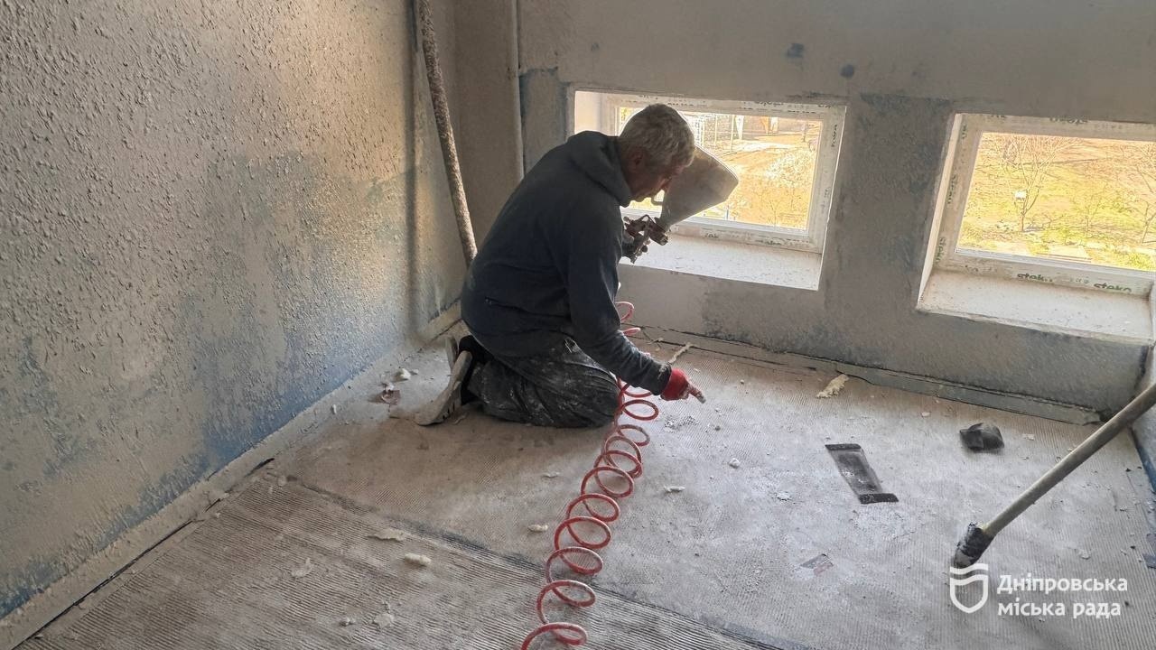 У Дніпрі триває оновлення під’їздів у багатоквартирних будинках