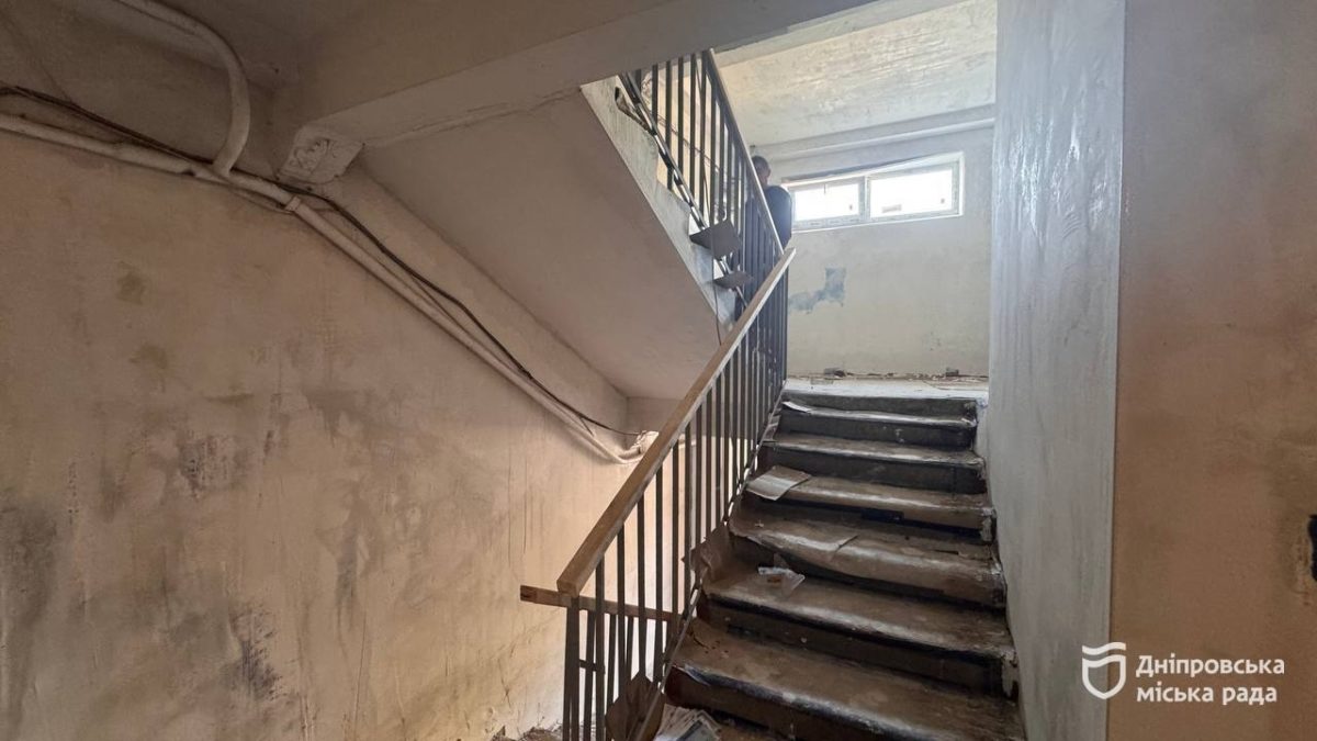 У Дніпрі триває оновлення під’їздів у багатоквартирних будинках