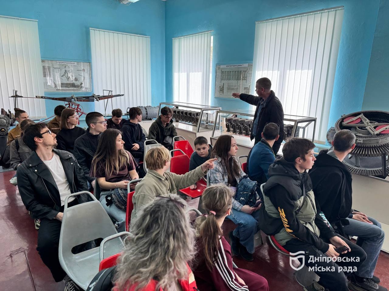 Панорамний трамвай і робота електротранспорту зсередини: у Дніпрі провели унікальну екскурсію до Дня громадського транспорту