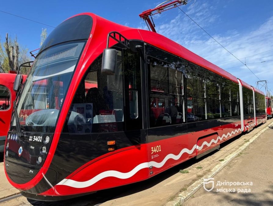 Панорамний трамвай і робота електротранспорту зсередини: у Дніпрі провели унікальну екскурсію до Дня громадського транспорту