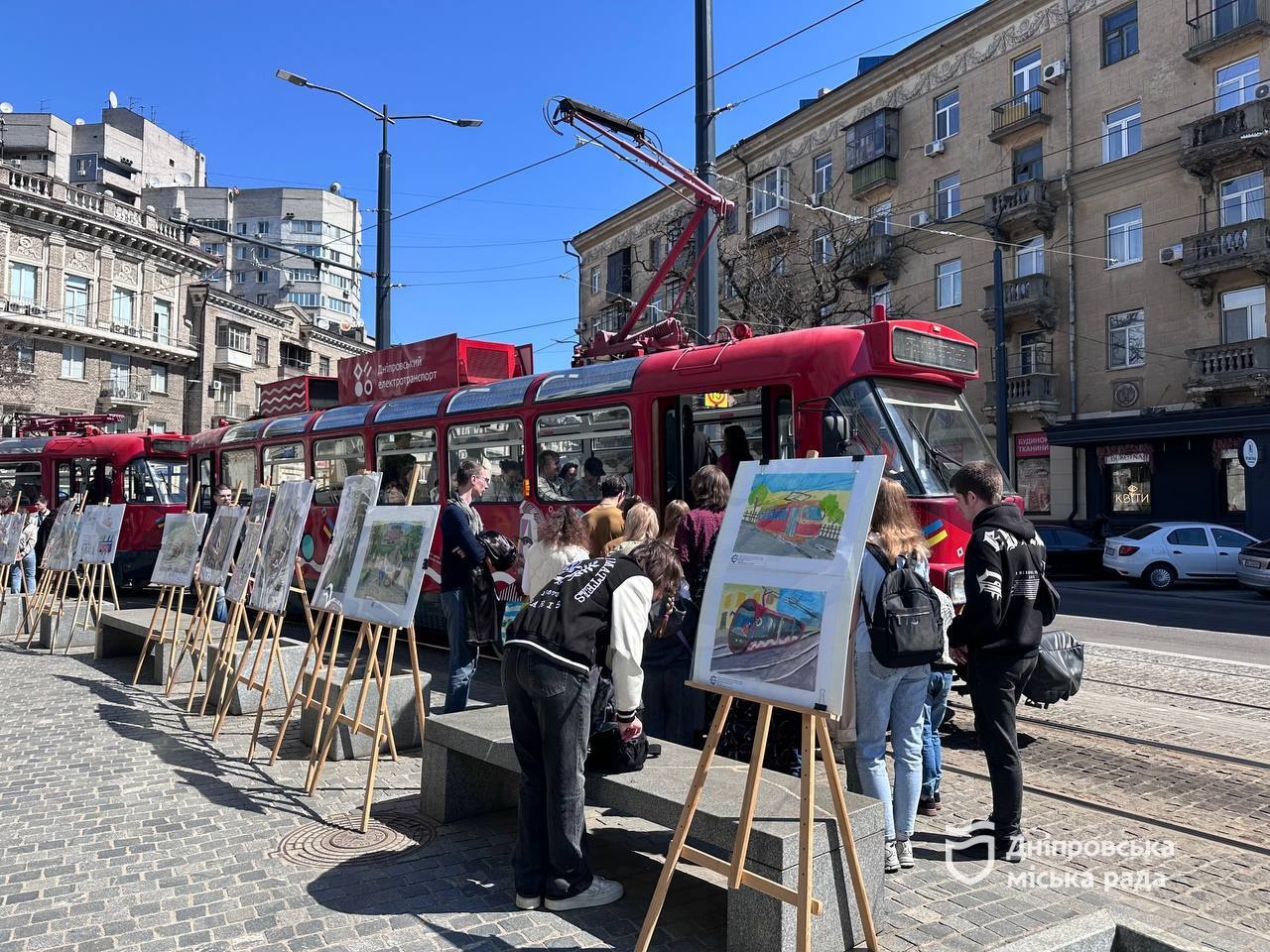 Панорамний трамвай і робота електротранспорту зсередини: у Дніпрі провели унікальну екскурсію до Дня громадського транспорту
