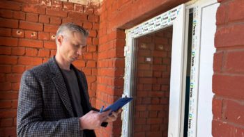 o Дніпро допомагає долати наслідки обстрілів: у будинку на Запорізькому шосе коштом міста встановили нові енергоефективні двері - 19.04.2026