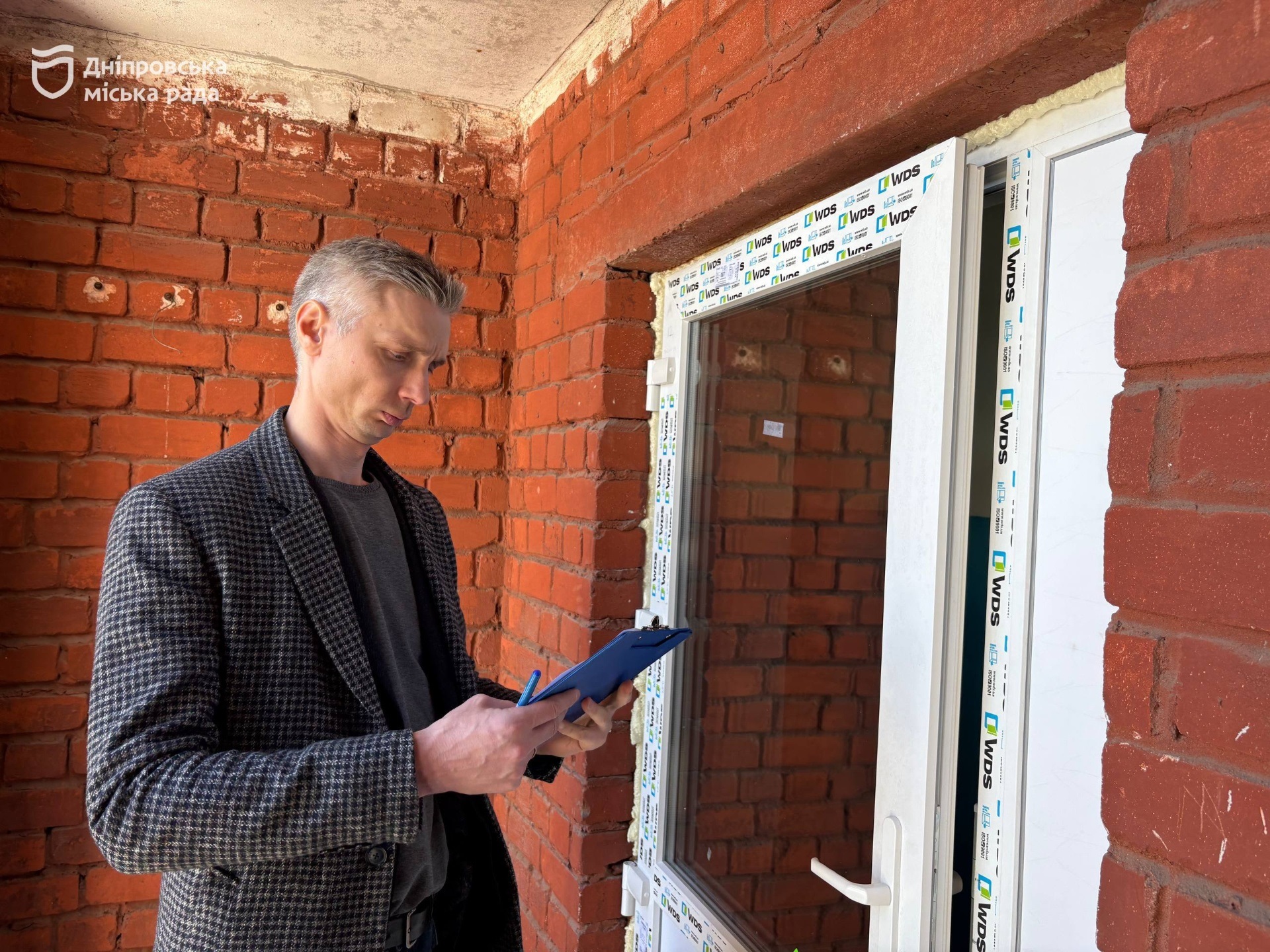 Дніпро допомагає долати наслідки обстрілів: у будинку на Запорізькому шосе коштом міста встановили нові енергоефективні двері