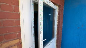 Дніпро допомагає долати наслідки обстрілів: у будинку на Запорізькому шосе коштом міста встановили нові енергоефективні двері - 19.04.2026