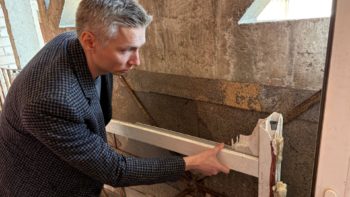 Дніпро допомагає долати наслідки обстрілів: у будинку на Запорізькому шосе коштом міста встановили нові енергоефективні двері - 19.04.2026