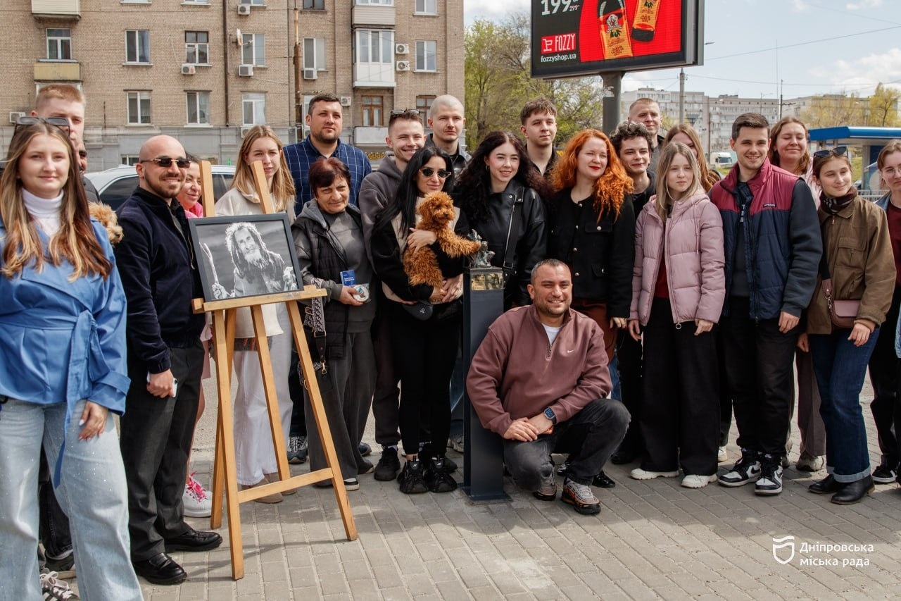 У Дніпрі відкрили 18-ту мініскульптуру проєкту «Відчуй Дніпро», вона присвячена дніпровському Форресту Гампу - 20.04.2026