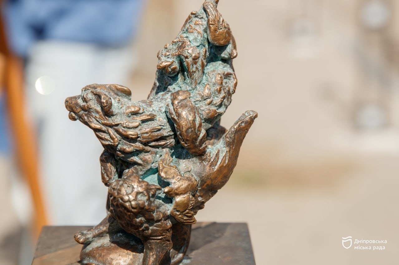 У Дніпрі відкрили 18-ту мініскульптуру проєкту «Відчуй Дніпро», вона присвячена дніпровському Форресту Гампу - 20.04.2026