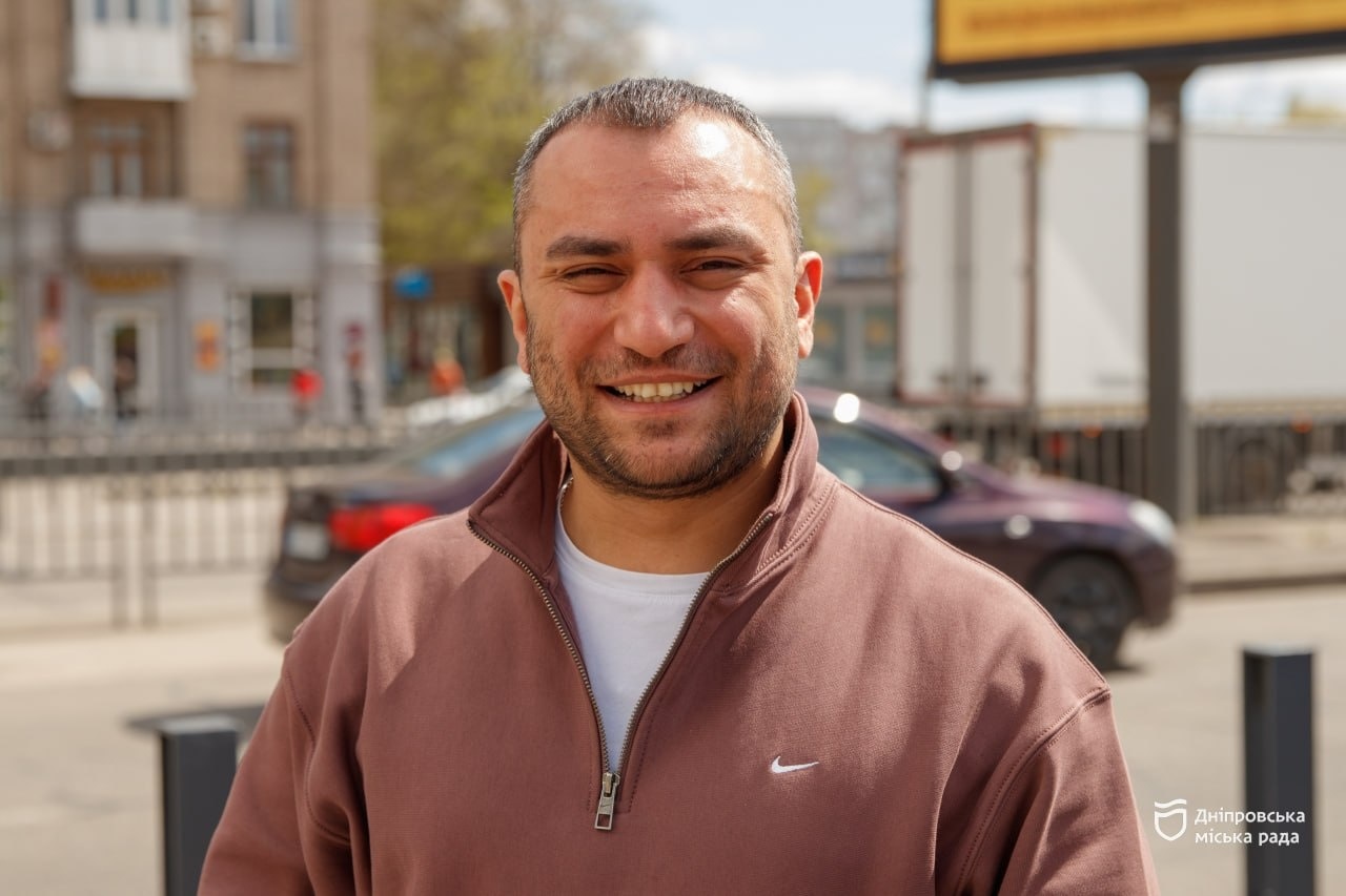 У Дніпрі відкрили 18-ту мініскульптуру проєкту «Відчуй Дніпро», вона присвячена дніпровському Форресту Гампу - 20.04.2026