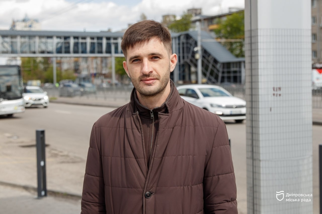 У Дніпрі відкрили 18-ту мініскульптуру проєкту «Відчуй Дніпро», вона присвячена дніпровському Форресту Гампу - 20.04.2026