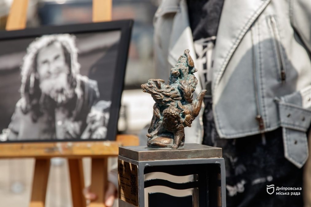 У Дніпрі відкрили 18-ту мініскульптуру проєкту «Відчуй Дніпро», вона присвячена дніпровському Форресту Гампу - 20.04.2026
